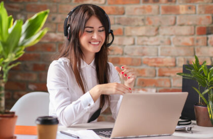 retrato-mujer-trabajadora-servicio-al-cliente